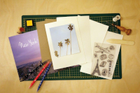 Scrap-Booking Material für ein selbstgestaltetes Buch: Fotos, Papier, Stifte