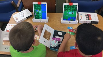 Spiel(e)bar mit Spielbrett und iPad spielende Kinder
