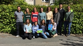 Studierende der WWU Münster begleiten die Geschichtenwerkstatt. Eine Gruppe Studierender vor einer Hecke