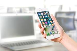 Smartphonekurs Hand hält Smartphone
