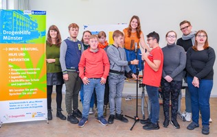 Hip-Hop-Workshop an der Regenbogenschule Schülerinnen und Schüler der Regenbogenschule beim Musikworkshop