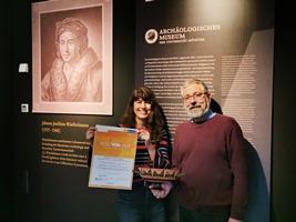 Brigitte Klute und Helge Nieswandt werben für die Veranstaltung "Alkohol in der Antike" Brigitte Klute und Helge Nieswandt werben für die Veranstaltung Alkohol in der Antike im archäologischen Museum