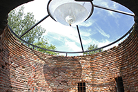 Blick aus dem Inneren des Zwingers in den Himmel