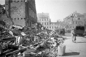 Blick in zerstörte Rothenburgstraße