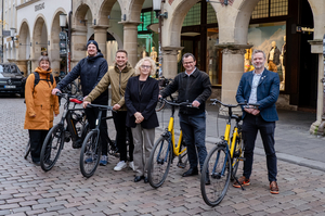 Gruppenfoto: Gäste aus York, sechs Personen, gelbe Fahrräder