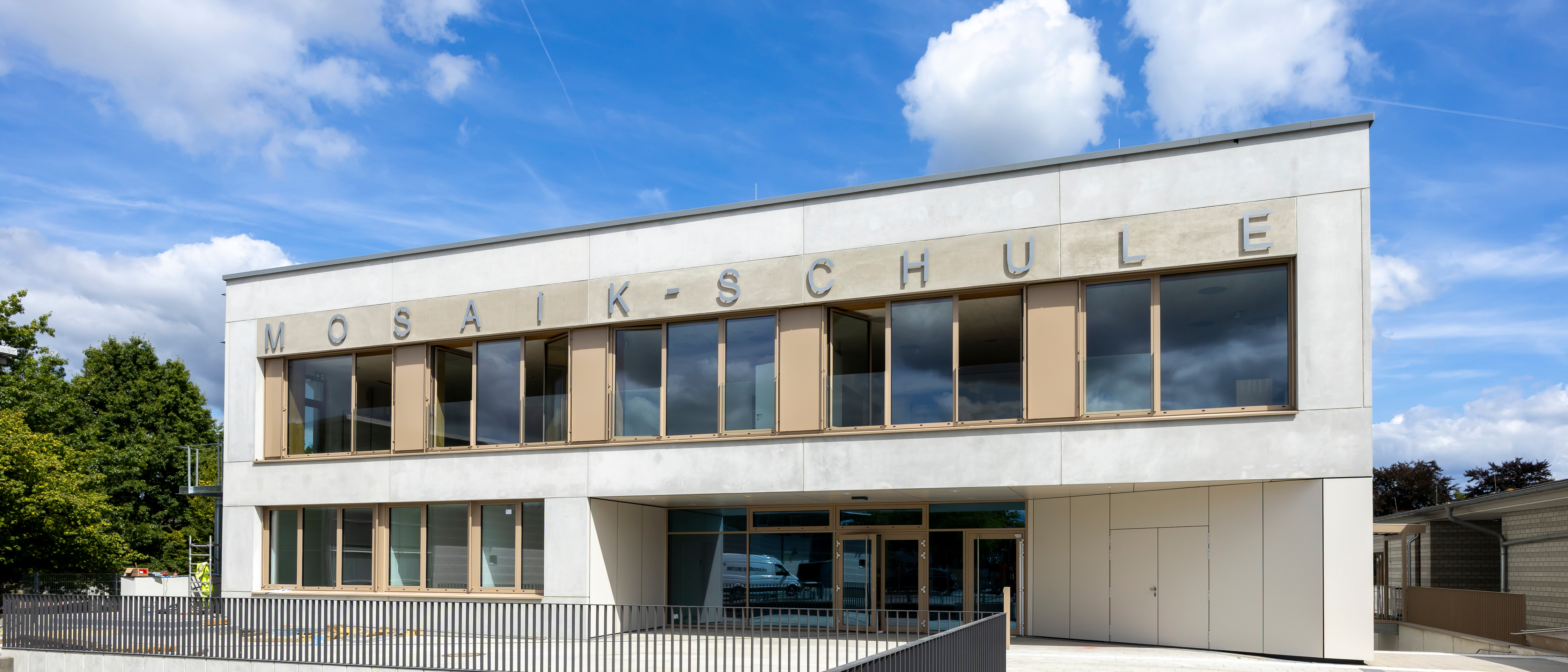 Außenansicht Mosaik Schule