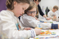In den Familienworkshops wird gefaltet, geschnitten und geprickelt. Foto: LWL / Hanna Neander