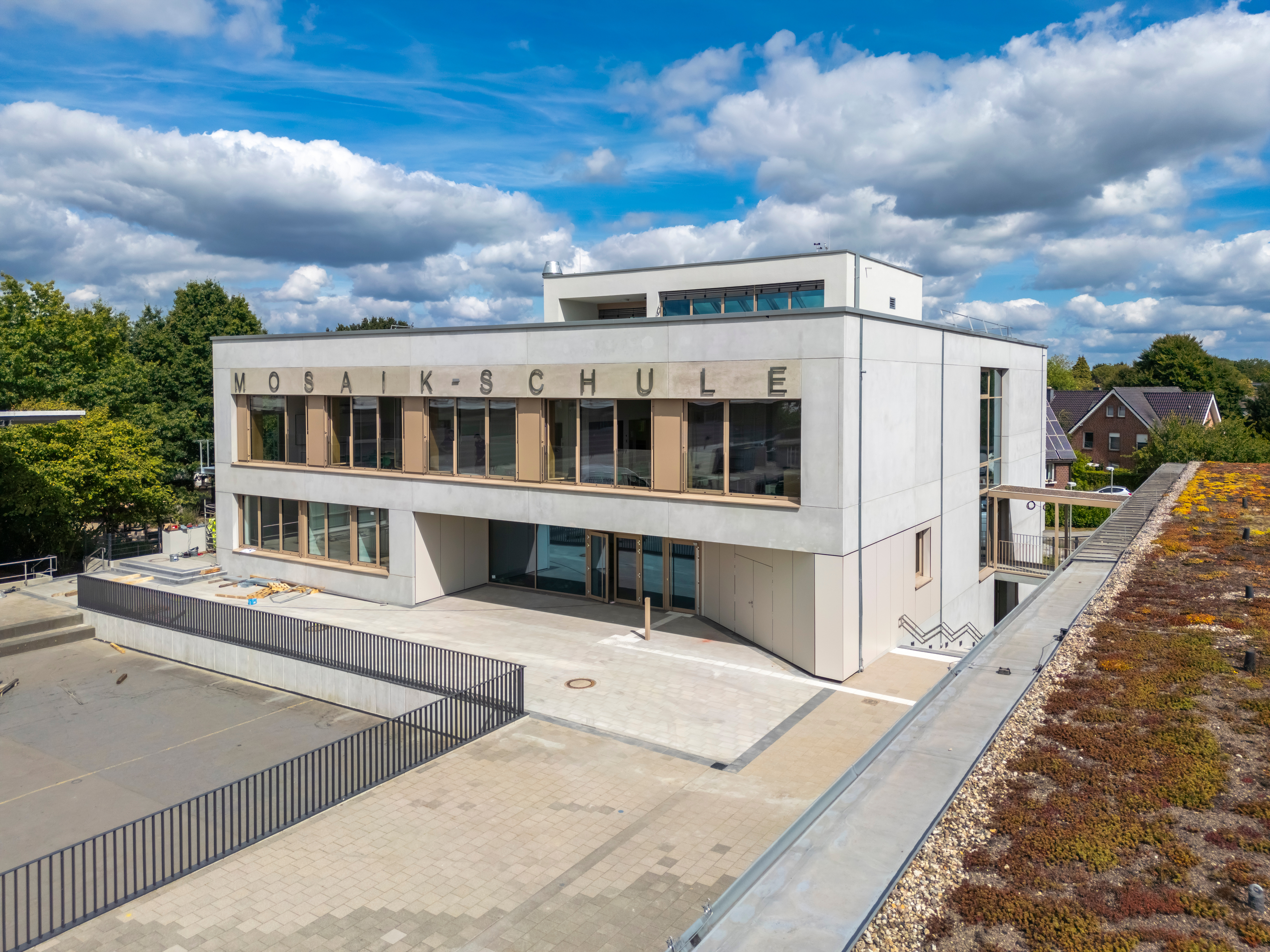 Leicht erhöhter Blick auf das neue Schulgebäude