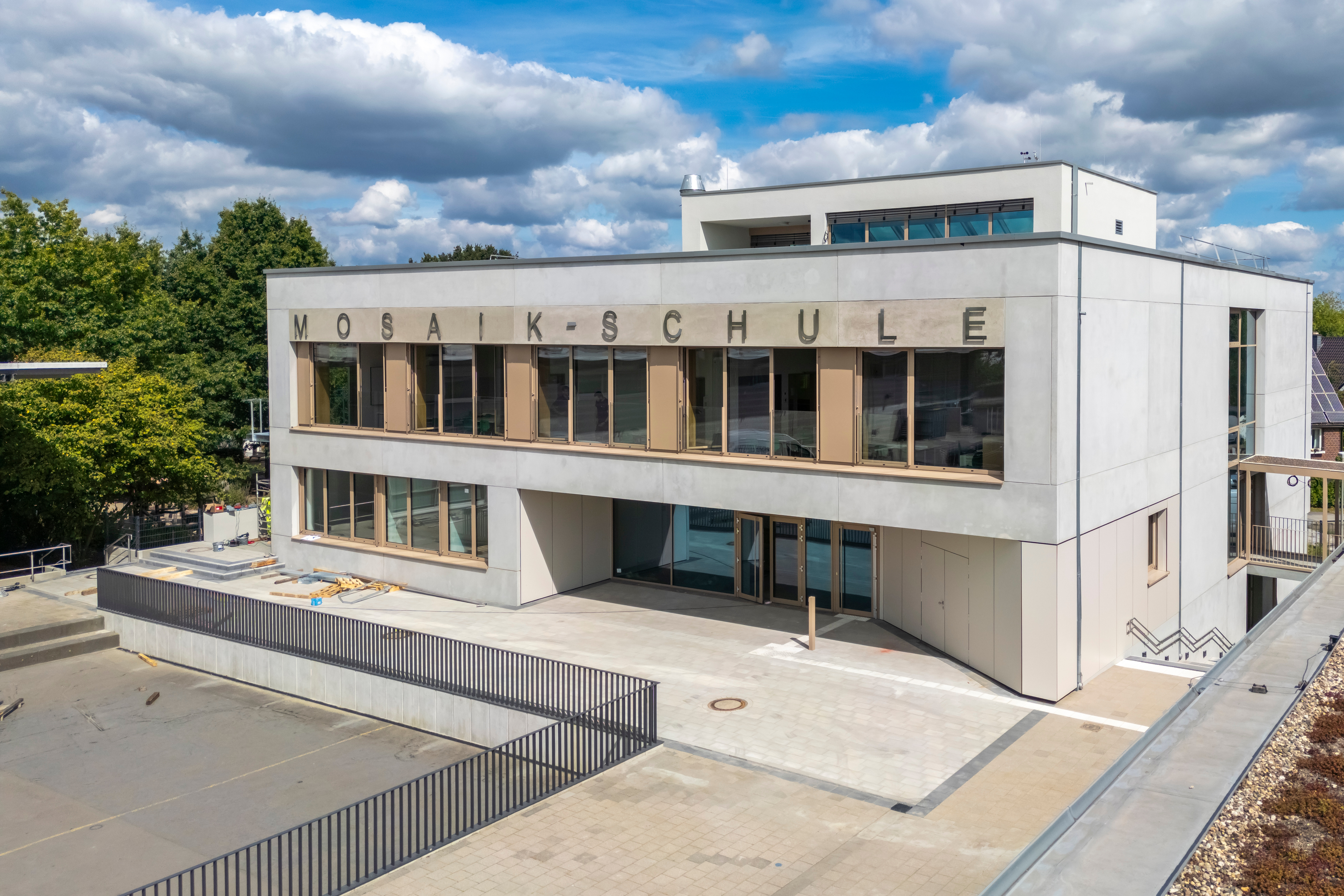 Leicht erhöhter Blick auf das neue Schulgebäude
