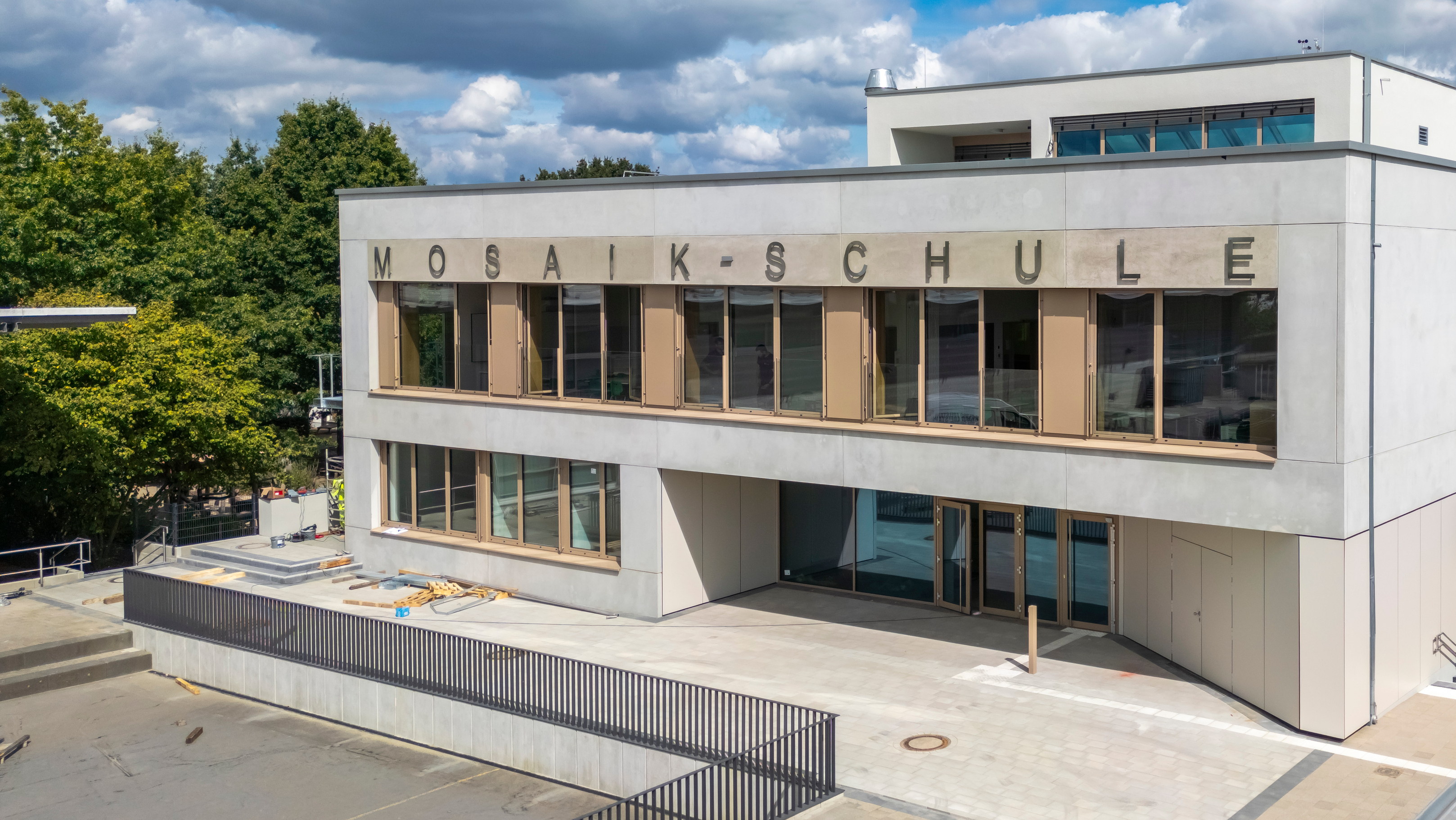 Leicht erhöhter Blick auf das neue Schulgebäude