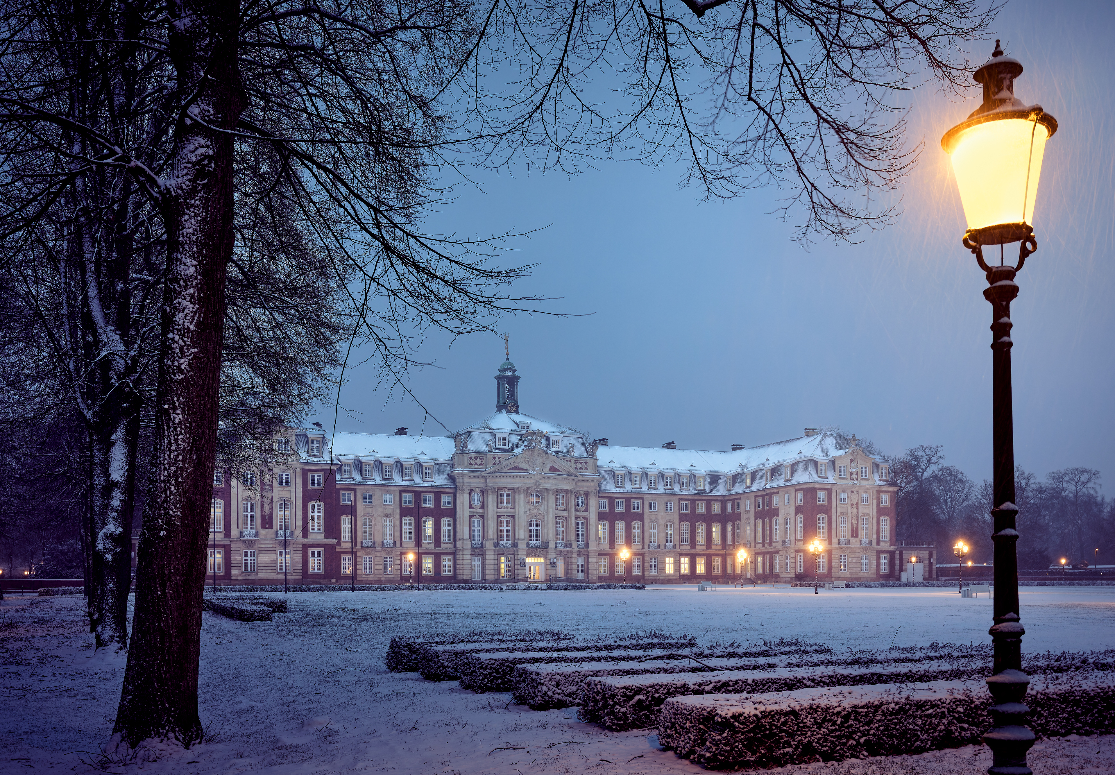 Das münstersche Schloss im Schnee.