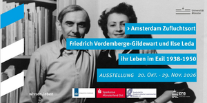 Schwarzweißfotografie von Künstlerpaar Friedrich Vordemberge-Gildewart und Ilse Leda mit schriftlichen Informationen zur Ausstellung.