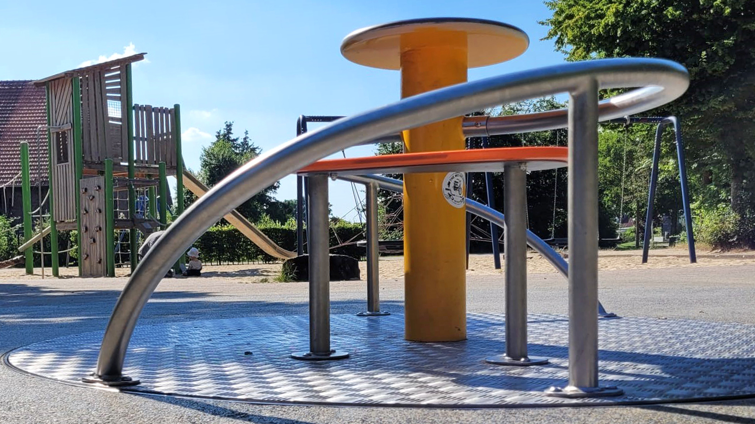 Münsters Spielplatz mit inklusiven Spielangeboten in Hiltrup – hier eine Drehscheibe, die auch mit dem Rollstuhl zugänglich ist.