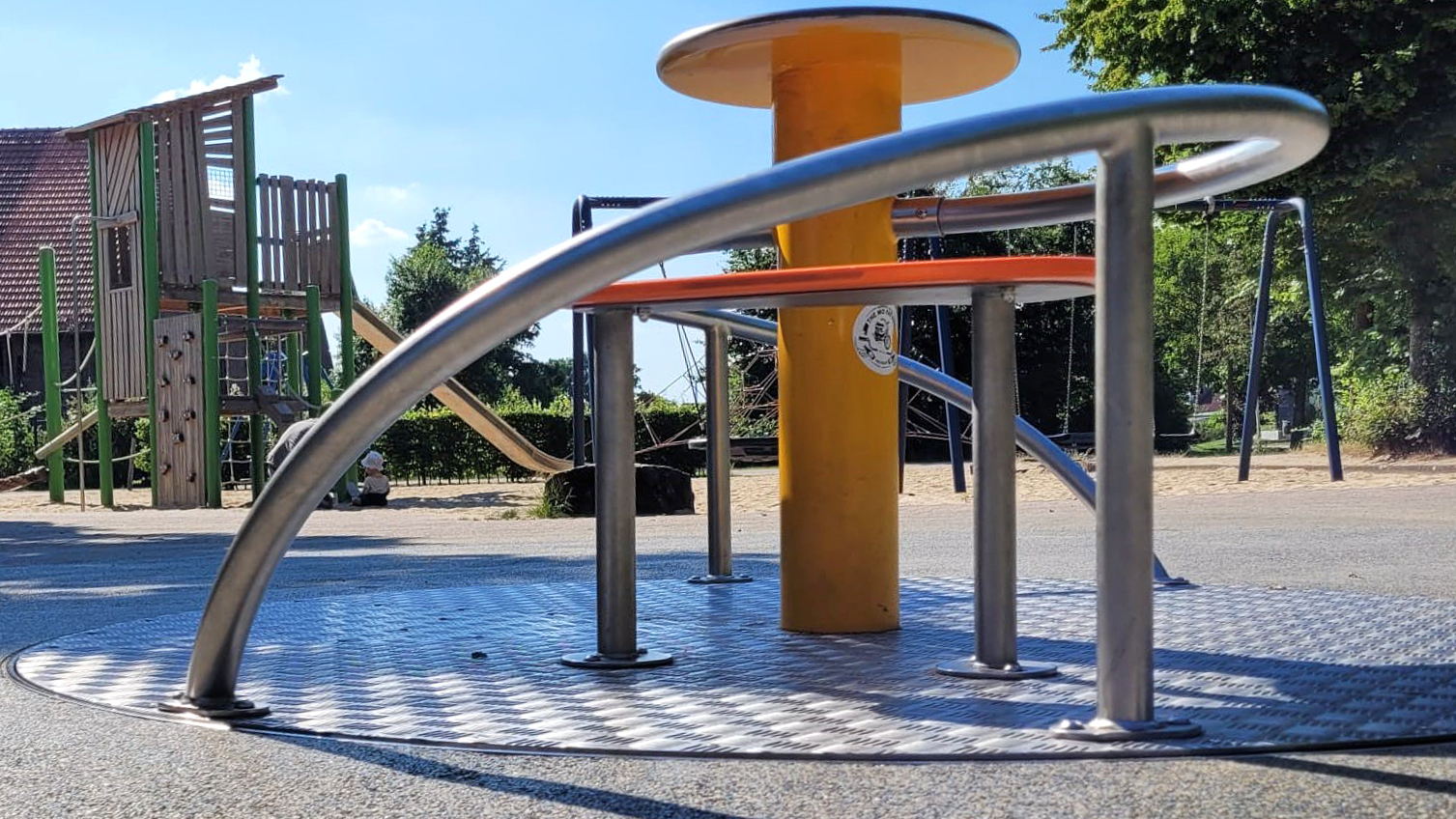 Münsters Spielplatz mit inklusiven Spielangeboten in Hiltrup – hier eine Drehscheibe, die auch mit dem Rollstuhl zugänglich ist.