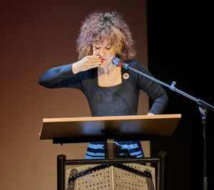 Kinga Tóth auf der Bühne im Theater Münster während des Lyriktreffens 2026.