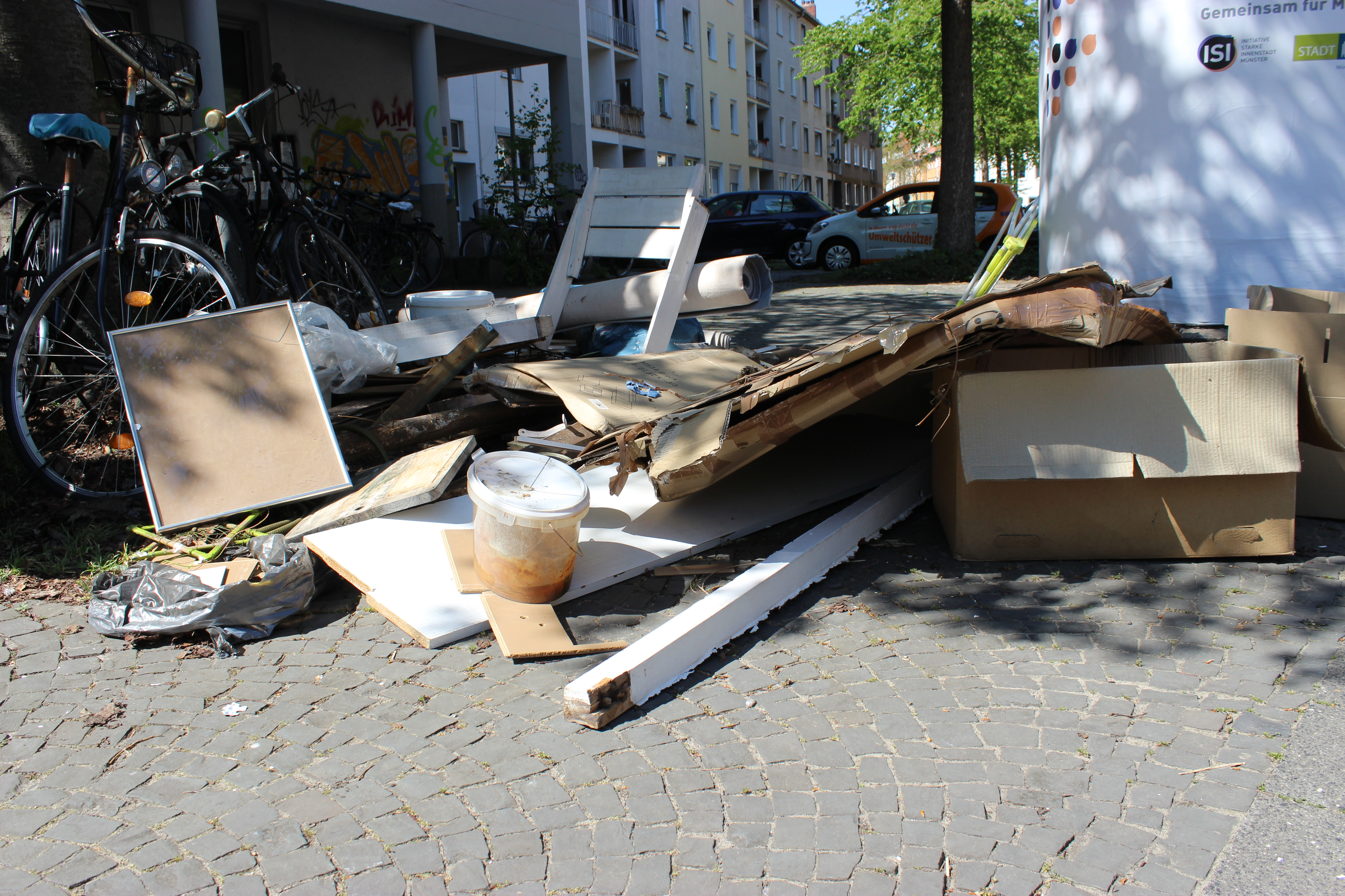 Farbeimer, Papierkartons oder Mülltüten auf der Straße