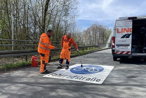 Markierung eines Fahrradstraßen-Piktogramms