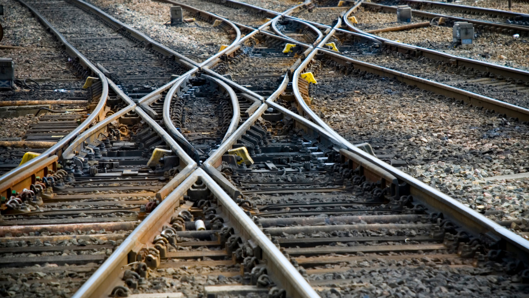 Schienen symbolisieren den Datenbahnhof