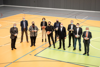 Architekt Prof. Habermann übergibt die neue Sporthalle an Oberbürgermeister Markus Lewe unter anderem im Beisein von Detlef Berthold von der Staatskanzlei des Landes NRW.