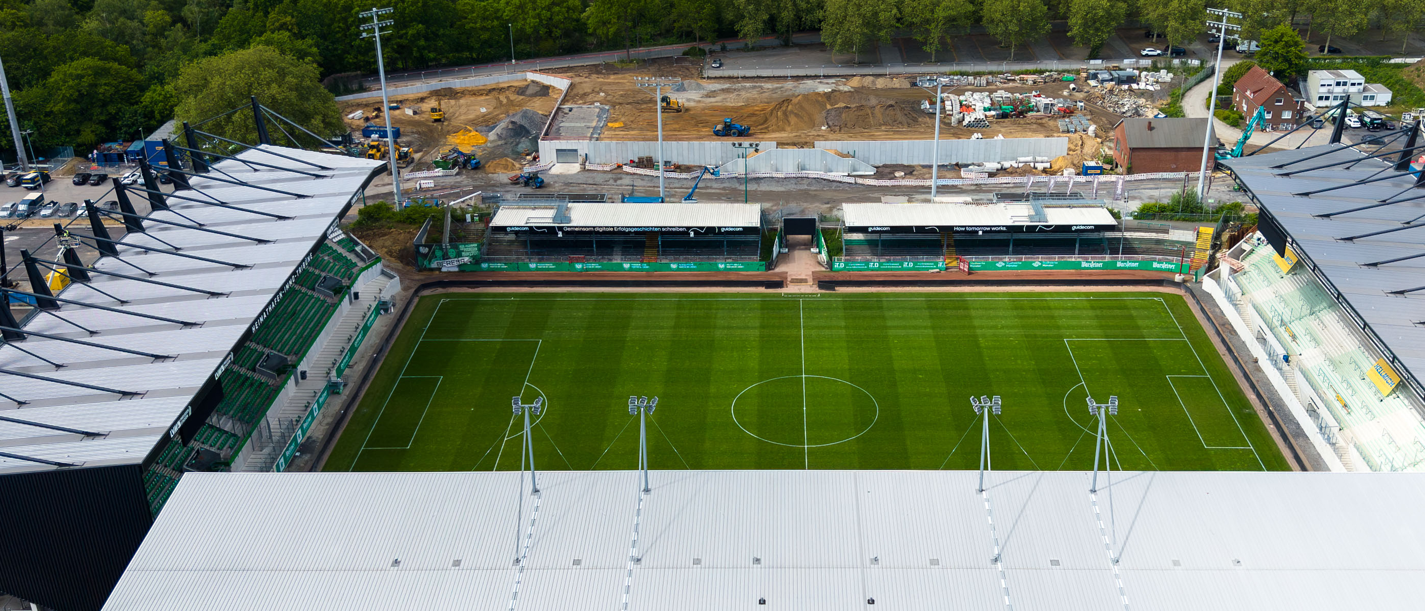 Luftbild des Stadion mit der Nordtribüne hinten mittig