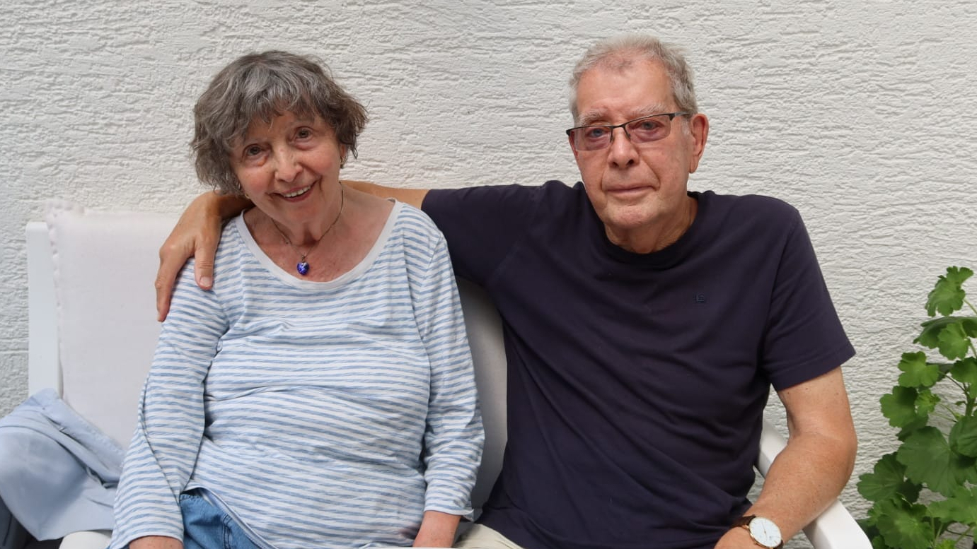 Mirjana Wittmann und Klaus Wittmann sitzen auf einer Bank. 