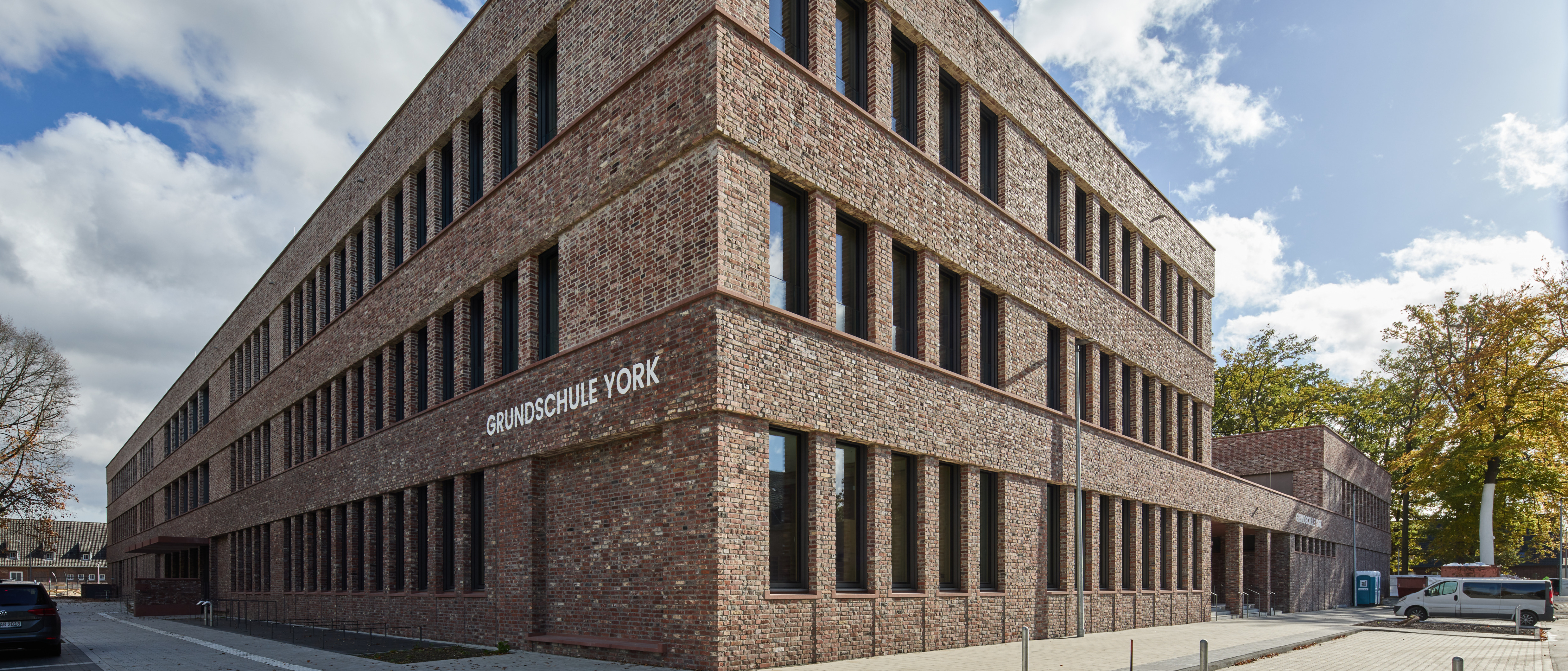 Schulhof und Gebäude – Impressionen nach Fertigstellung