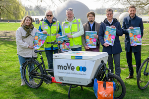 Zu sehen sind Franziska Hettmer (Fahrradbüro), Peter Wolter und Georg Eligehausen (ADFC), Stadtradeln-Star Lambert Scheer vom Coppenrath-Verlag, Oberbürgermeister Tilman Fuchs und Stadtbaurat Robin Denstorff beim Auftakt zum Stadtradeln.