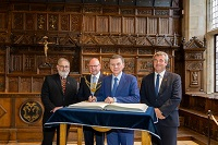 Gruppenfoto, vier Personen, Männer, Innenraum