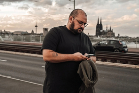 Foto von Bora auf einer Rheinbrücke in Köln