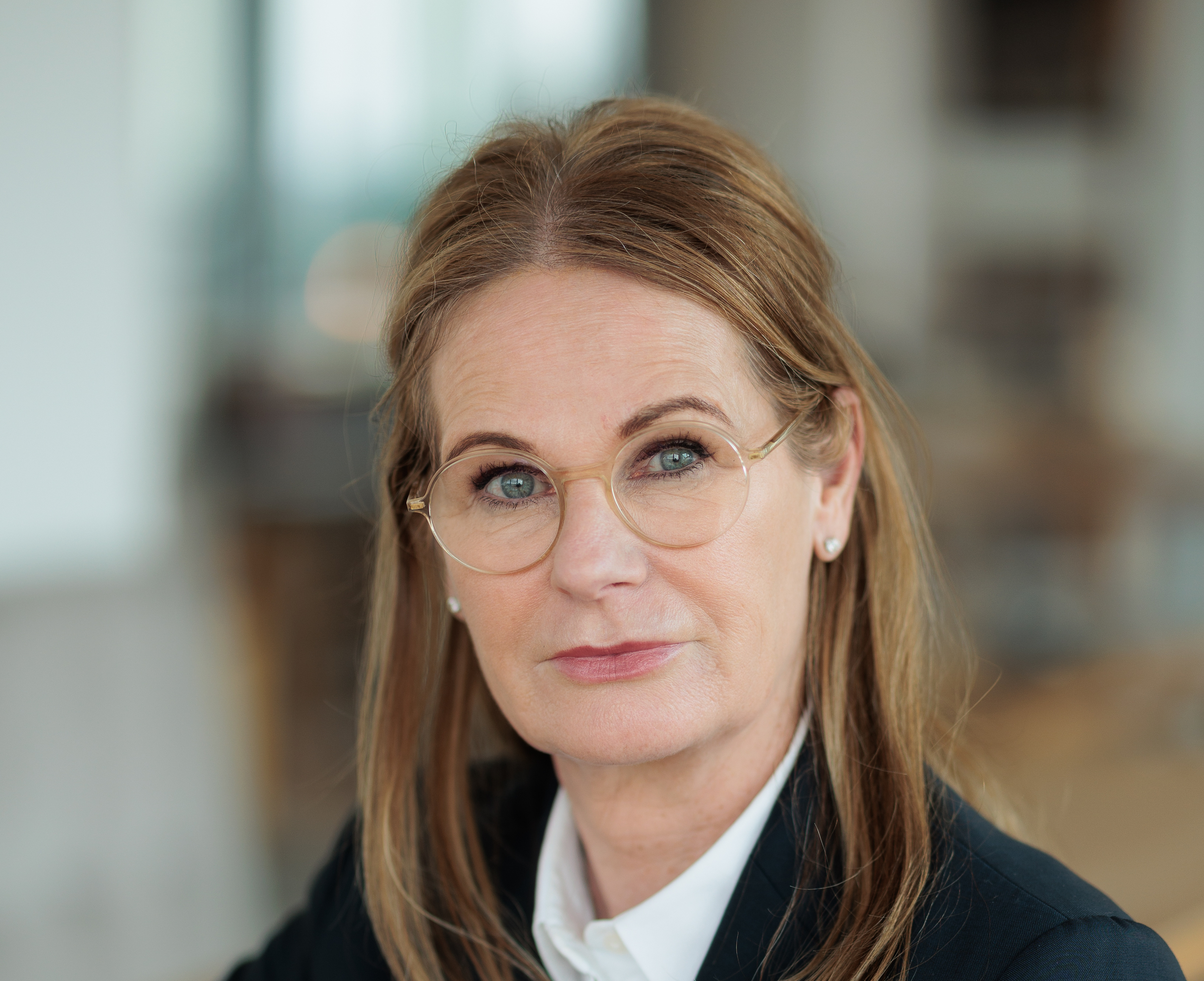 Portraitfoto einer Frau mit Brille