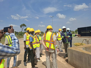 Mehrere Personen tragen gelbe Westen und gelbe Bauhelme