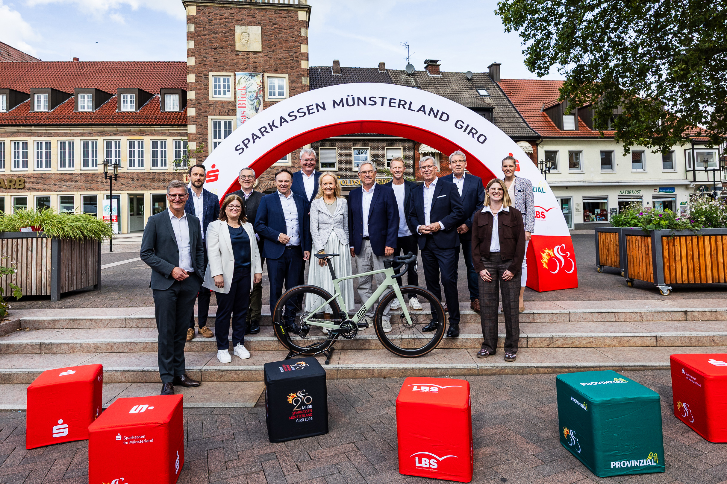 Pressekonferenz zum Giro 2026: 13 Personen posieren für ein Foto