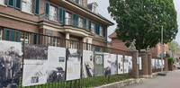 "Some were neighbours" beleuchtet am Außenzaun der Villa ten Hompel rund um die Uhr die Rolle der gewöhnlichen Menschen im Holocaust Foto
