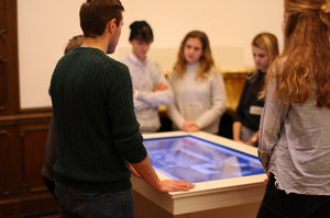 Eine Gruppe steht am Touchtisch