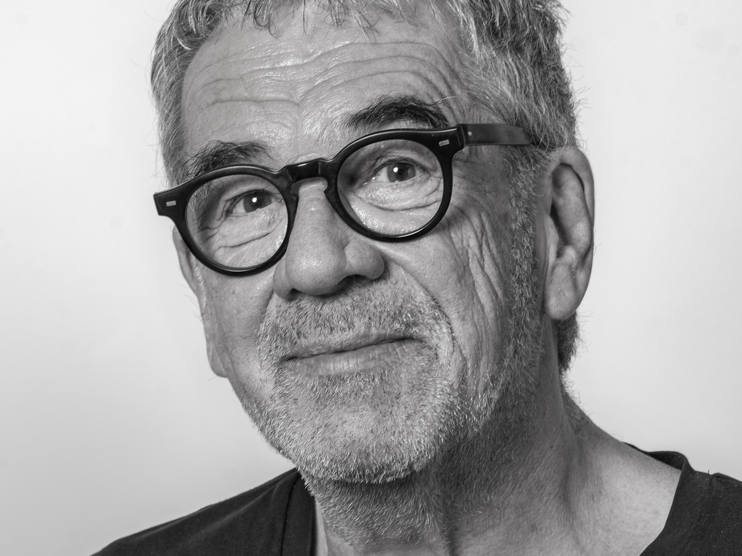 Schwarz-Weiß-Foto von Mann mit Pullover und mit Brille