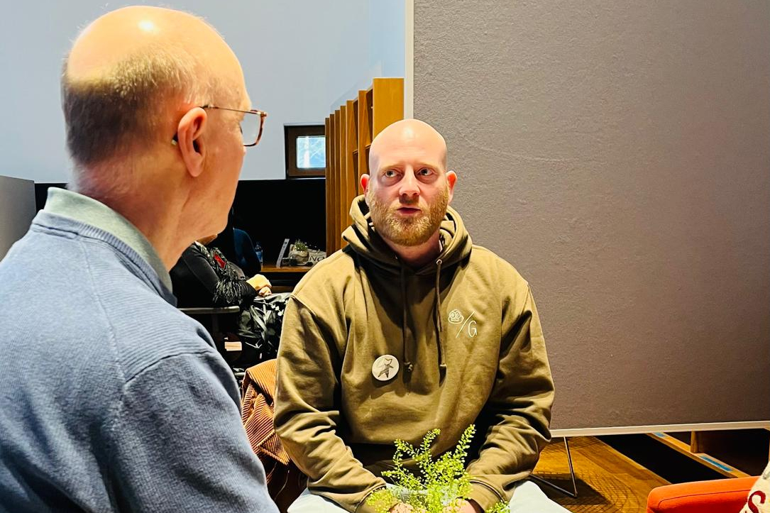 Zwei Menschen sind im Gespräch.