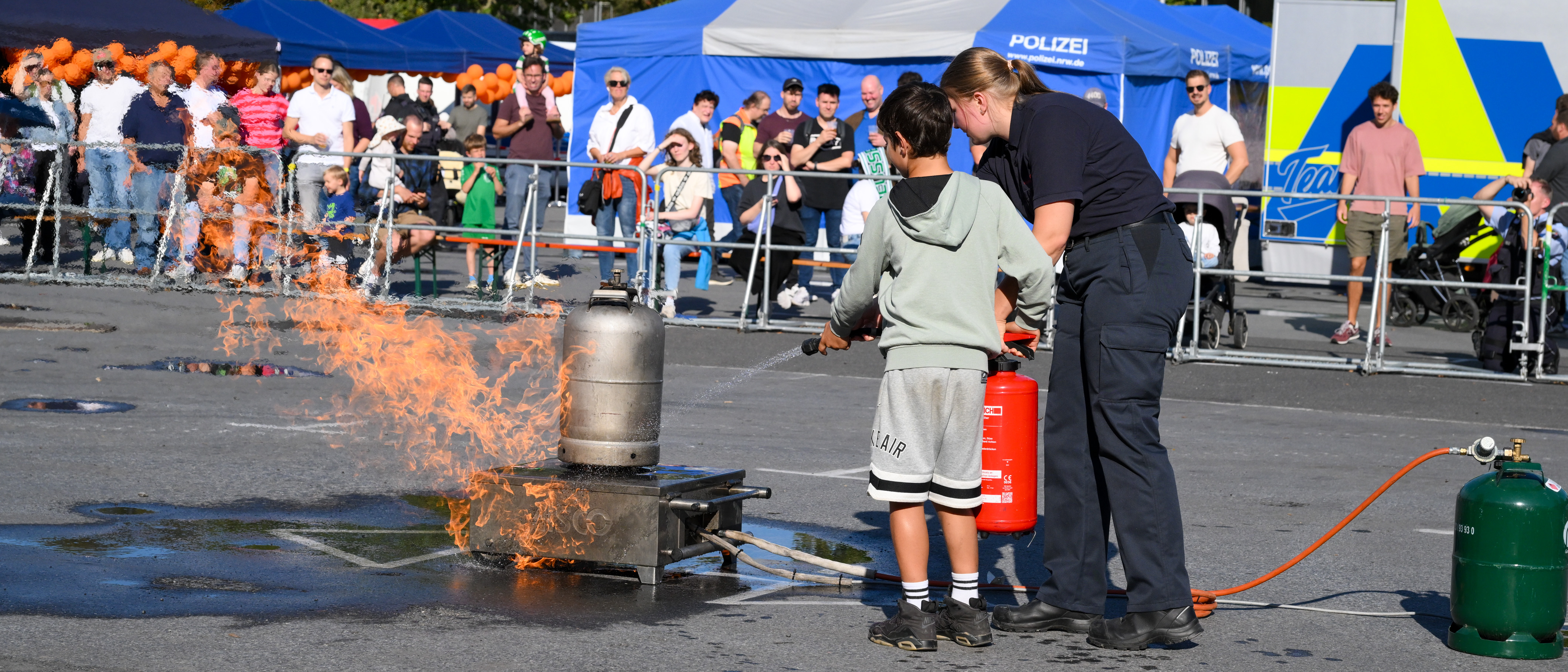 Blaulichtmeile: Die Feuerwehr zeigt Hilfe zur Selbsthilfe. 