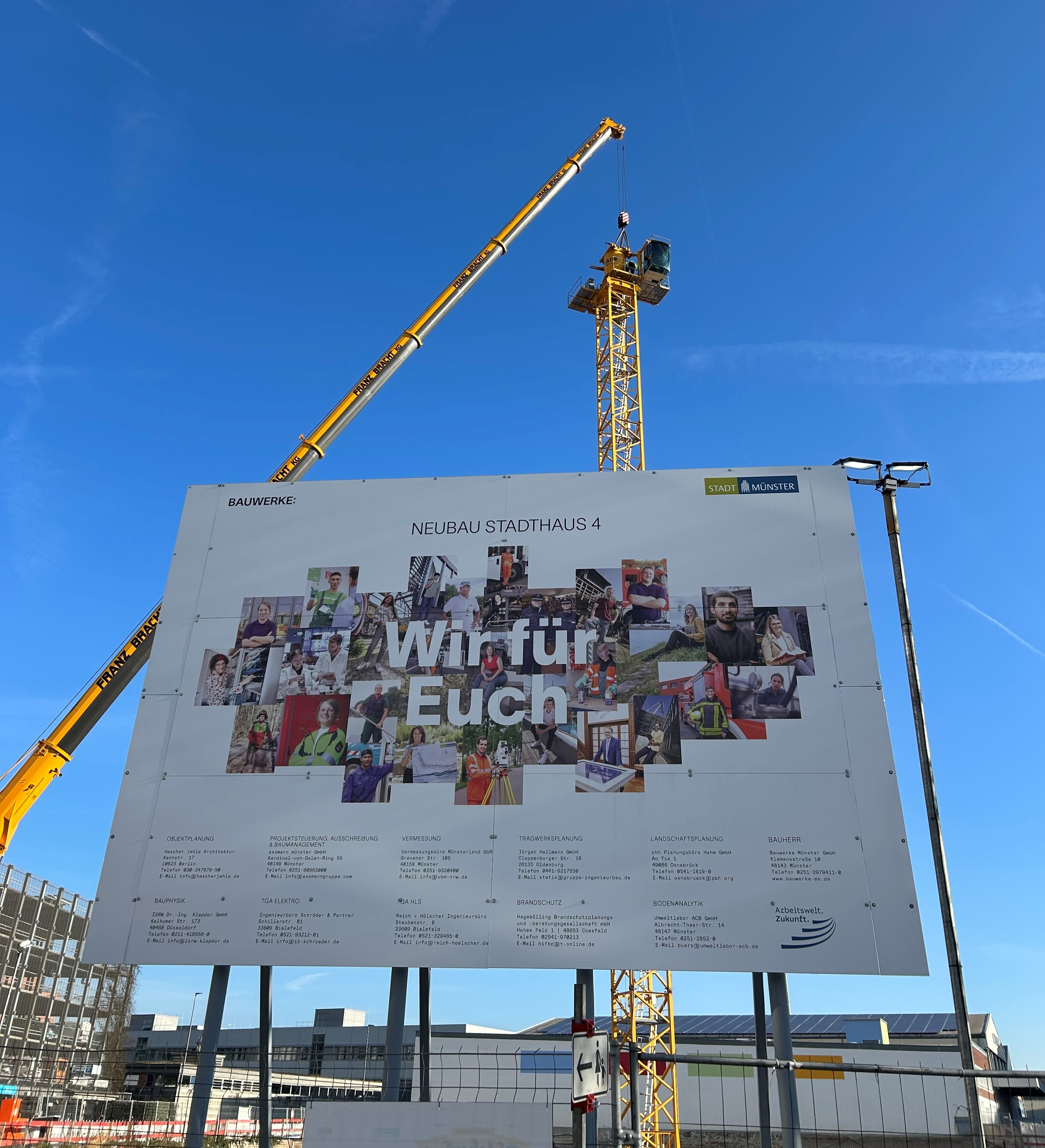 Der erste Kran steht bereits sichtbar auf dem Gelände
