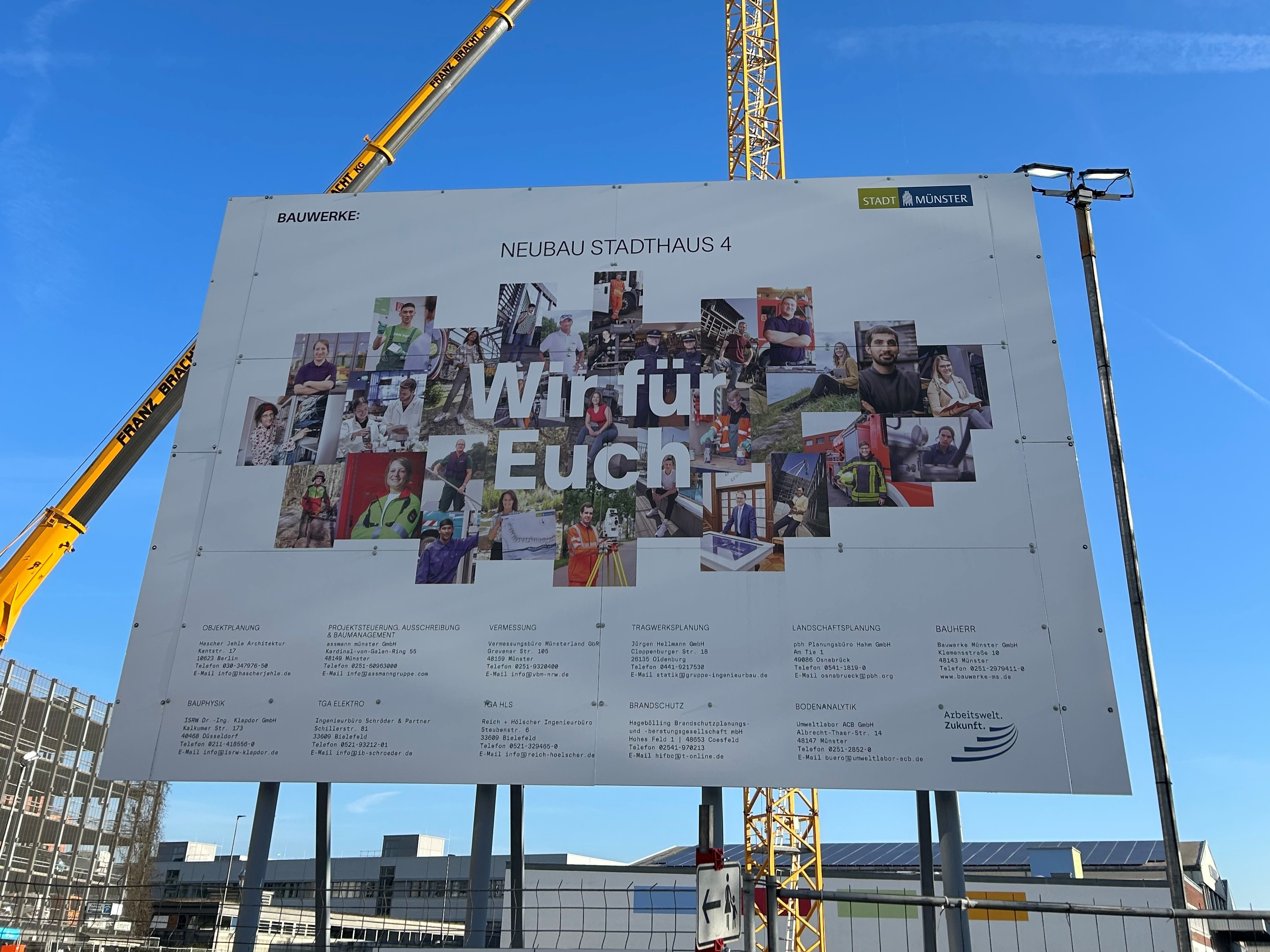 Der erste Kran steht bereits sichtbar auf dem Gelände