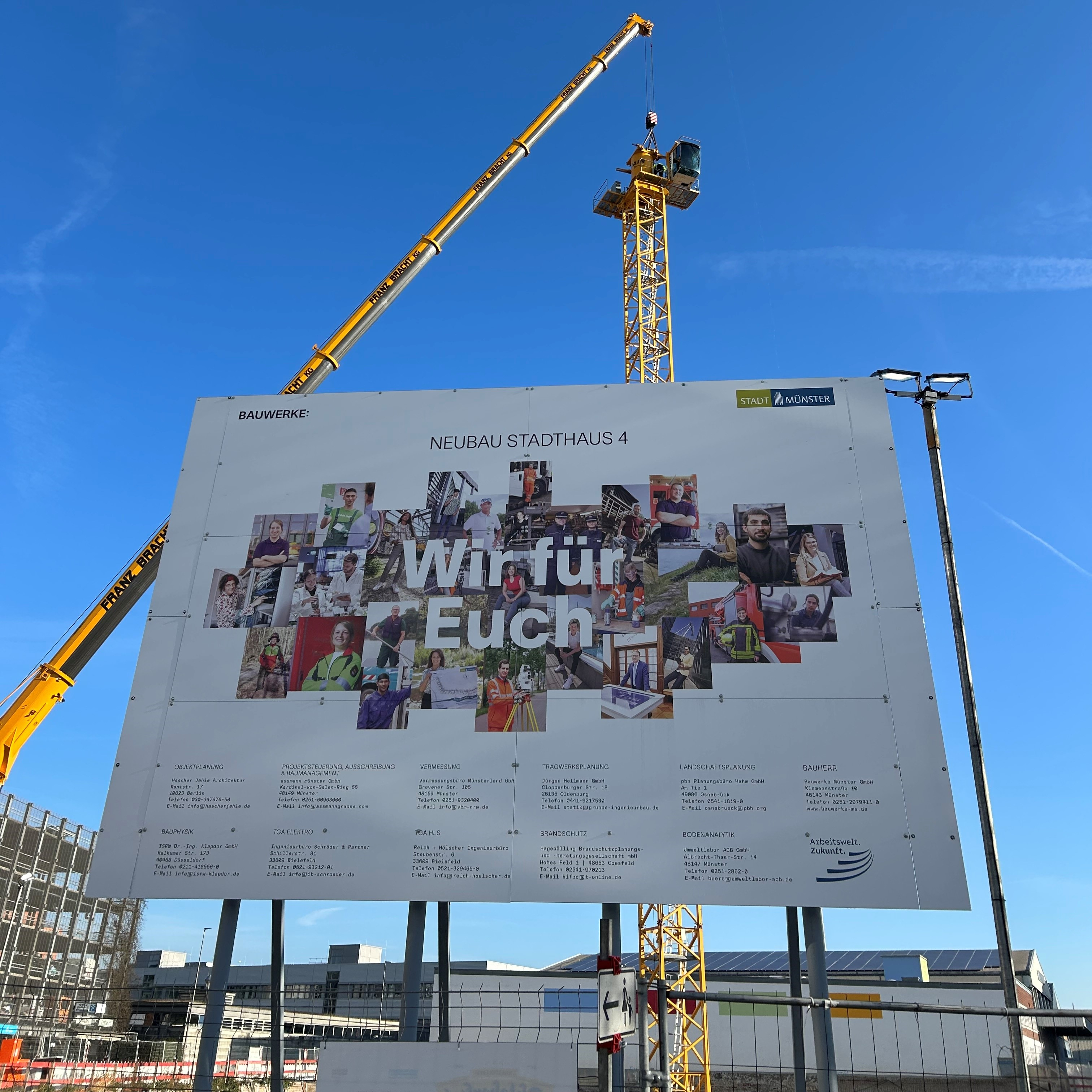 Der erste Kran steht bereits sichtbar auf dem Gelände