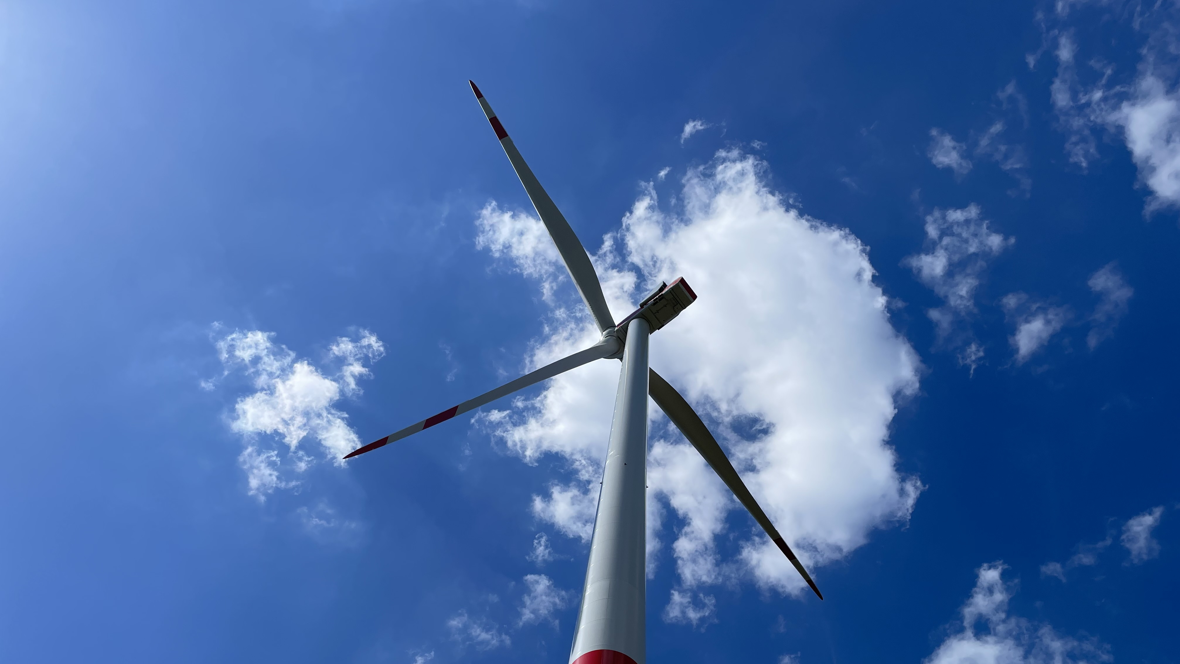 Windkraftanlage vor einem blauen Himmel