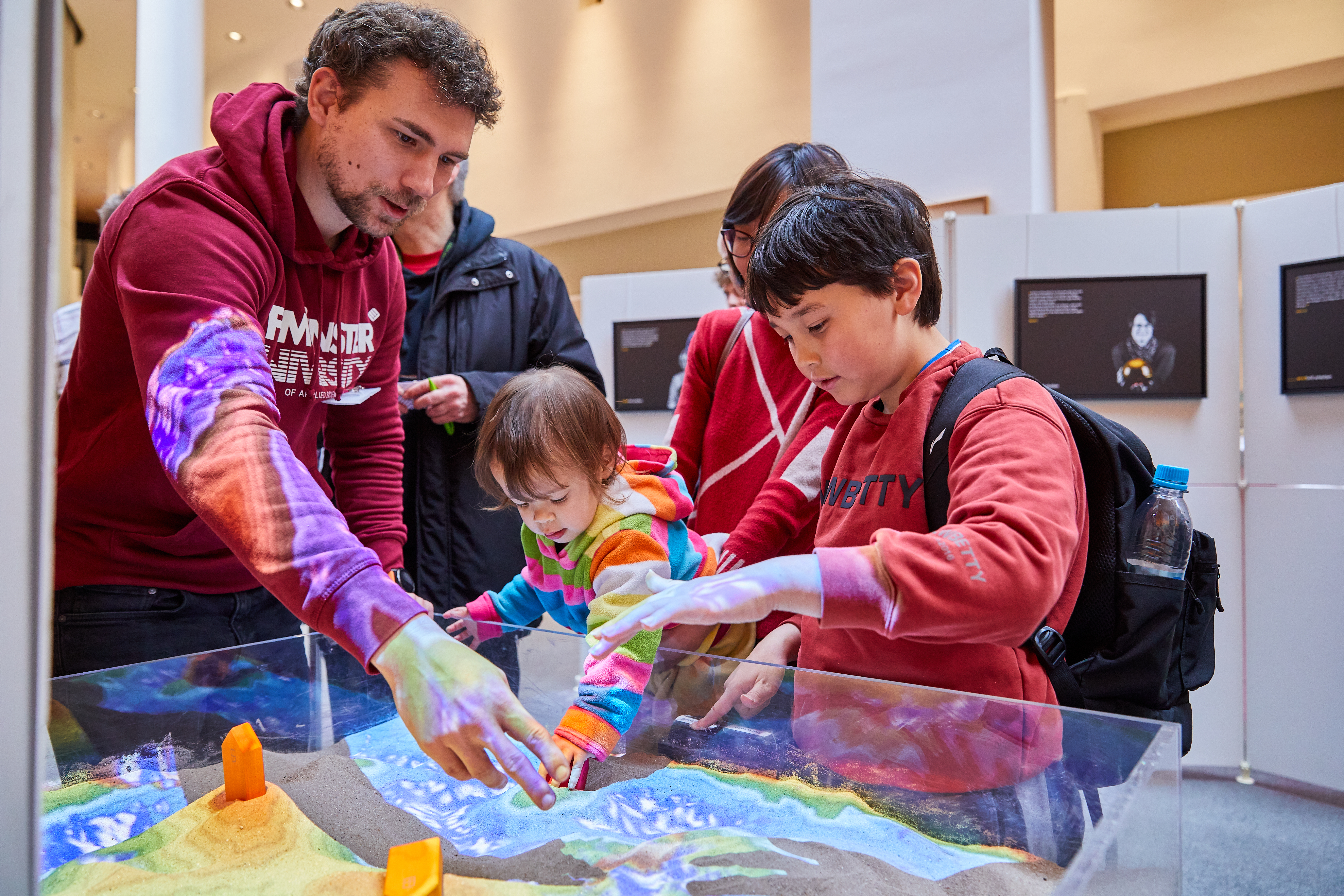 Augmented Reality Sand Box der FH Münster modelliert den Oberflächenfluss von Niederschlag.