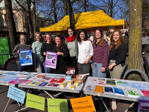 Mitarbeiterinnen der Schwangerschaftsberatungsstellen auf dem Wochenmarkt in Münster