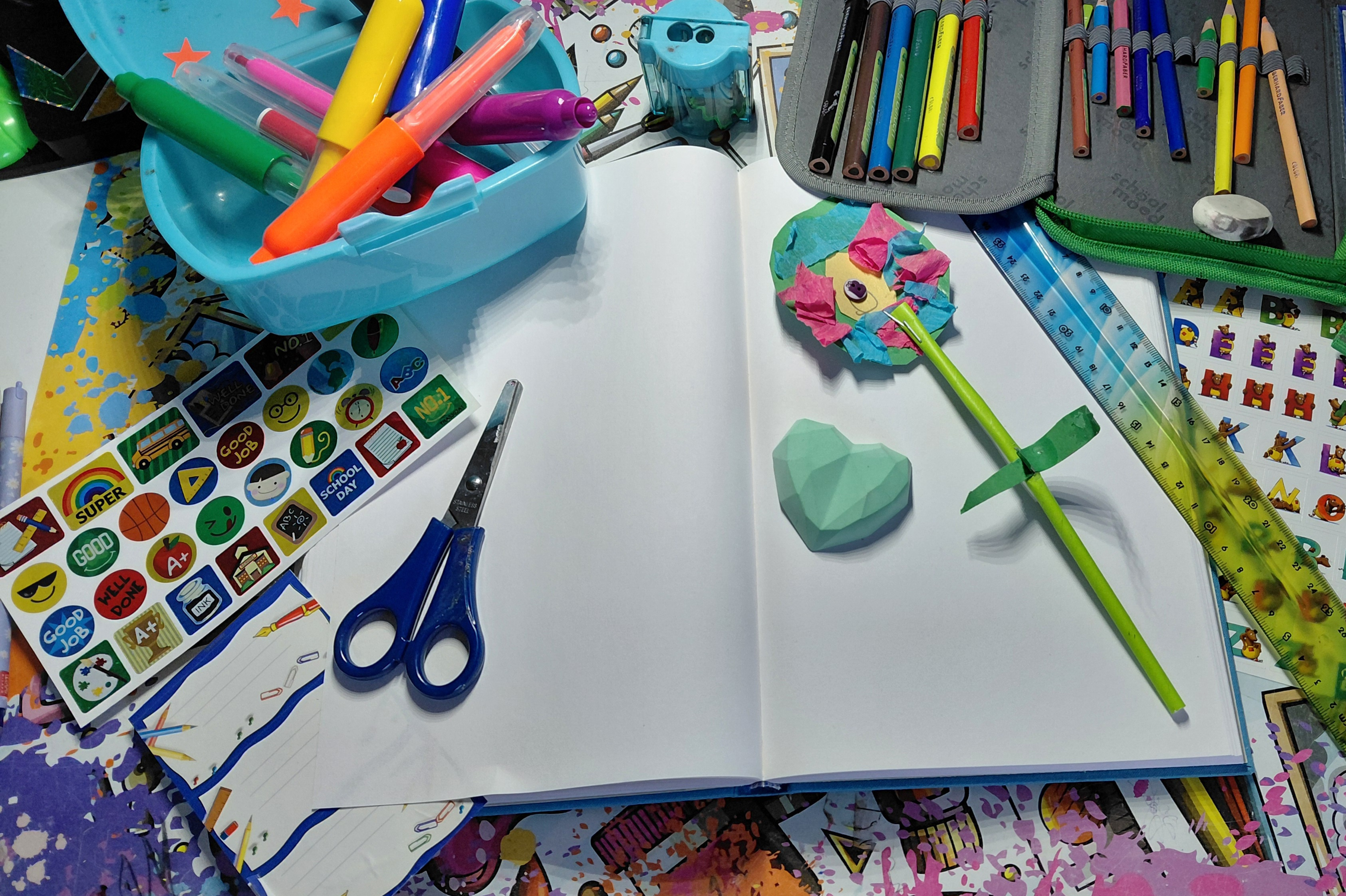 Bastelmaterialien und Stifte mit einem Buch