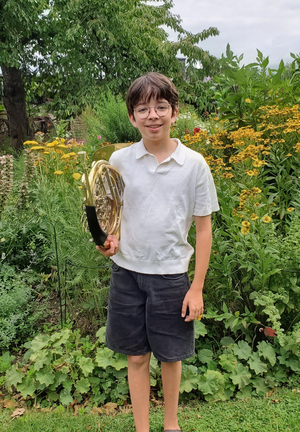 Foto eines Jungakademisten mit Instrument Horn
