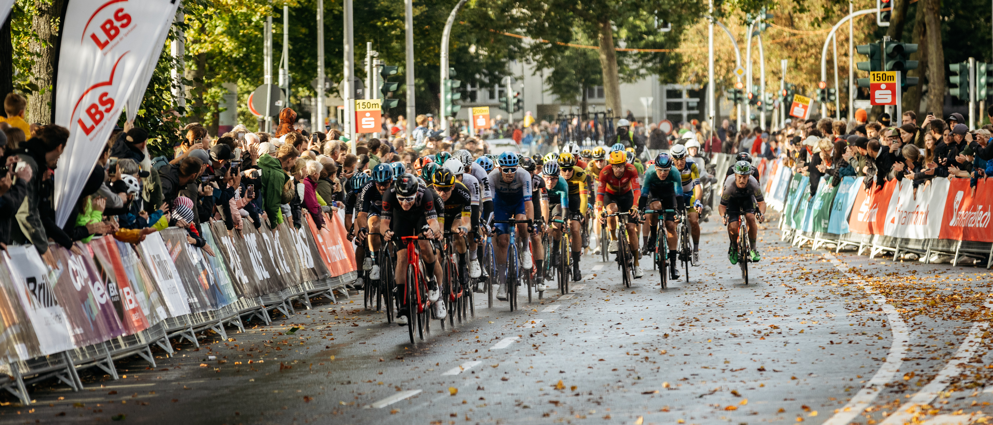 Zieleinfahrt beim Sparkassen Münsterland Giro vor dem Schloss in Münster.