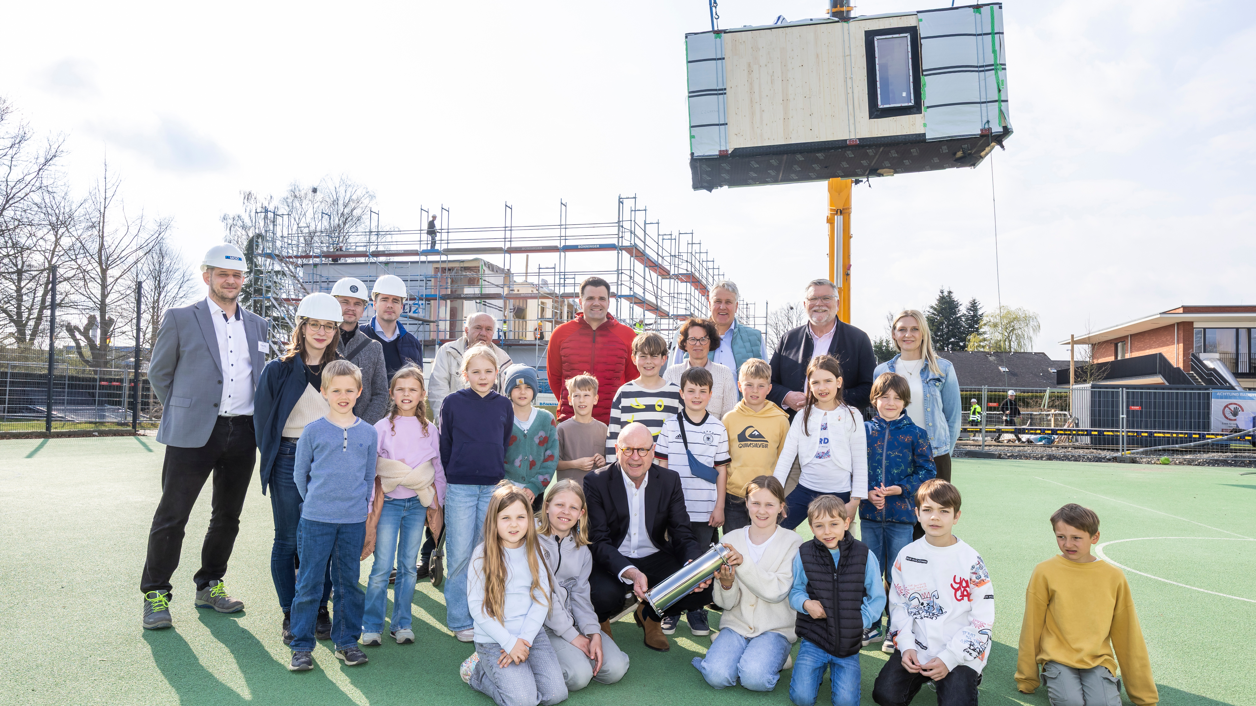 Erweiterungsbau Grundschule Wolbeck-Nord - Gruppenfoto vor der Baustelle