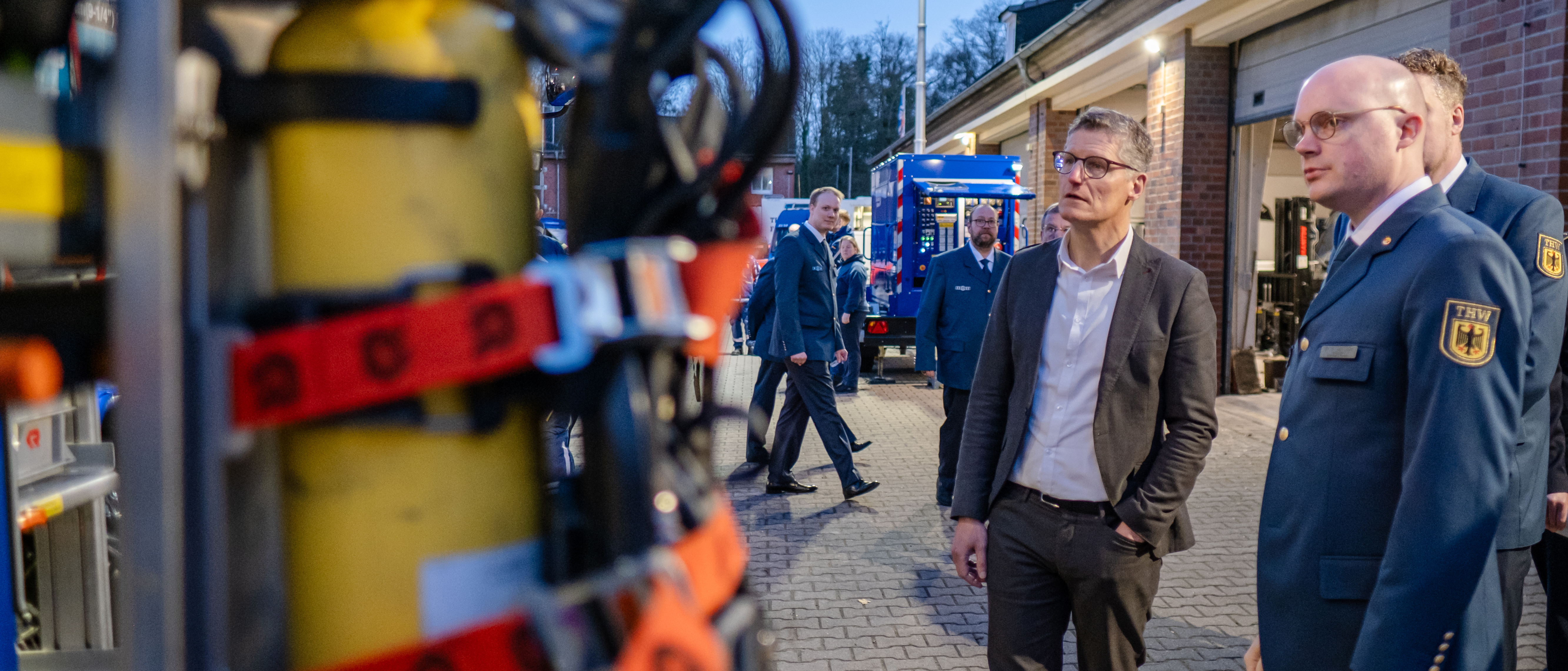 OB Fuchs mit Vertretern des THW