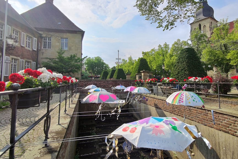 Bunt gestaltete Regenschirme in einer Stadt