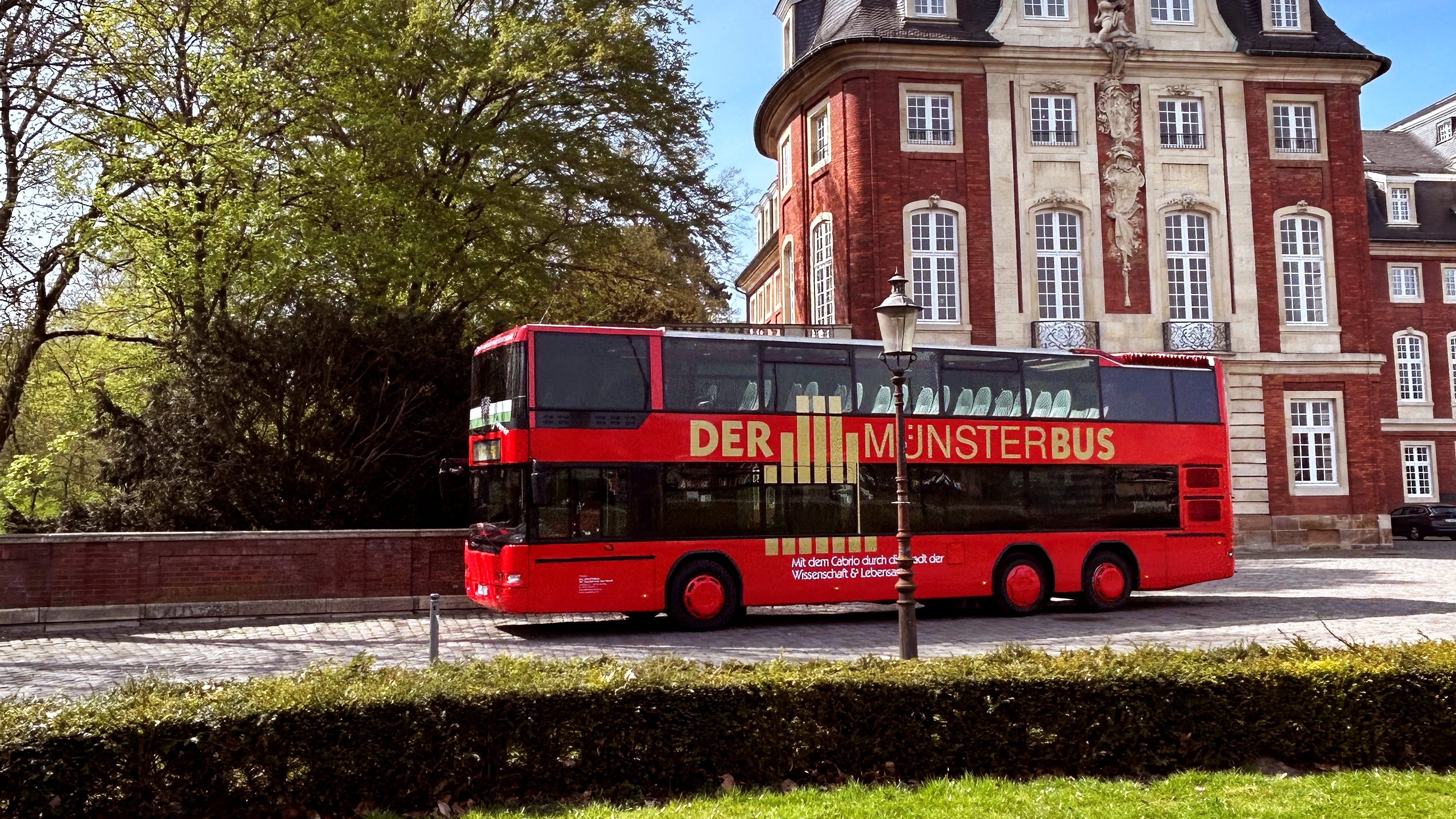 Der MünsterBus vor dem Schloss Münster